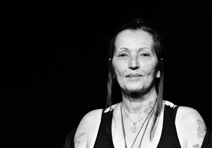 Ritratto attuale in bianco e nero di Karin Gurtner.