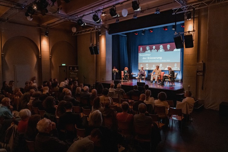 Foto del vernissage con vista del palco dall'auditorium.
