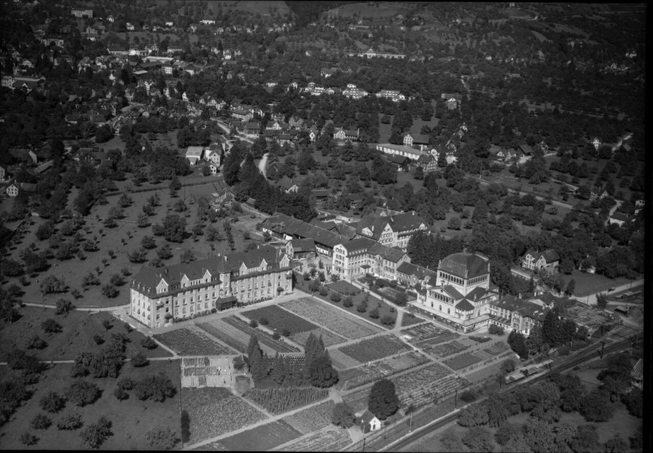 Gli imponenti edifici in pietra si sviluppano su più piani. Dall'alto si possono vedere anche i vasti giardini che appartenevano al manicomio.