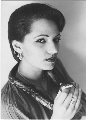Ritratto in bianco e nero di Karin Gurtner del 1979, che indossa un serpente al collo e ne tiene la testa in mano.