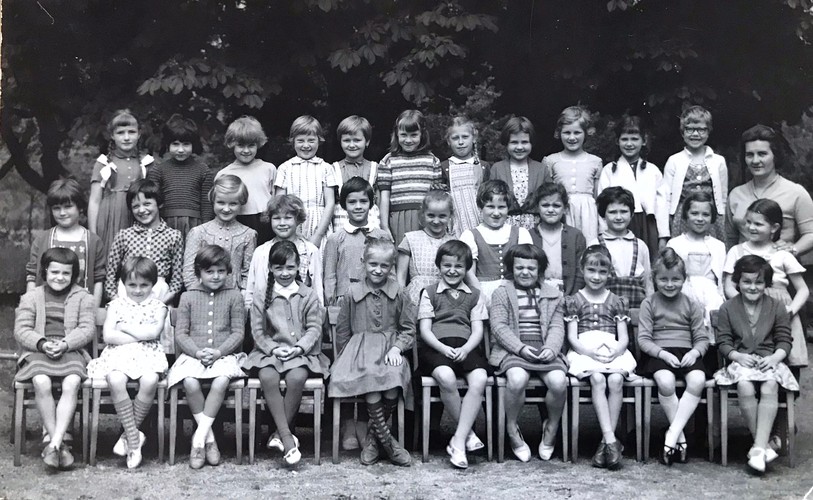 Foto di classe in bianco e nero della 1ª classe di Sabine Weber*. 32 ragazze sono in piedi o sedute su tre file per la foto di classe. Renate Meister è in seconda fila a destra, proprio di fronte alla sua insegnante.