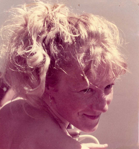 Foto a colori di MarieLies Birchler del luglio 1978, che si guarda alle spalle e sorride.