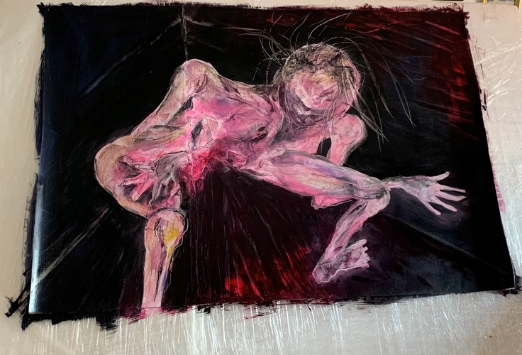 Dipinto a colori olio su tela appoggiato su un tavolo, senza cornice, raffigurante una persona piegata, rosa su sfondo nero con tracce di rosso.