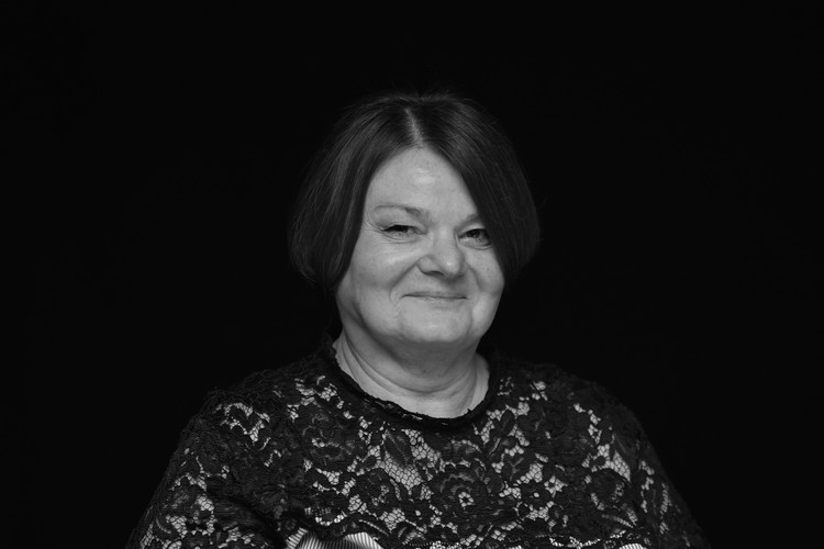 Ritratto attuale in bianco e nero di Jasmin Schweizer*.