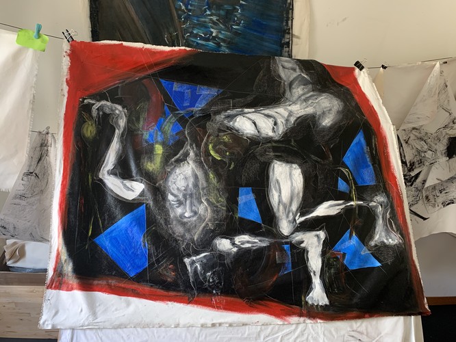 Dipinto a colori a olio su tela appeso a un filo, che mostra singole parti del corpo in bianco e nero, con frammenti colorati in blu, rosso e giallo su sfondo nero.