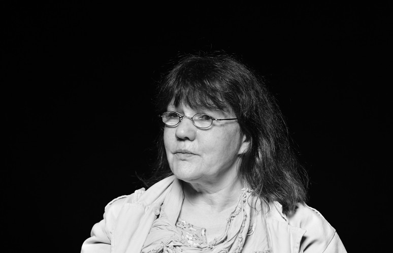 Ritratto attuale in bianco e nero di Yvonne Barth.