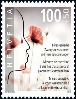 Il francobollo speciale “Misure assistenziali e collocamenti forzati” ("Fürsorgerische Zwangsmassnahmen und Fremdplatzierungen") mostra un volto disegnato come una linea di profilo. Su uno sfondo bianco sono raffigurati diversi papaveri.