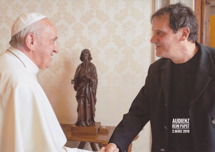 Foto di Mario Delfino e Papa Francesco che si stringono la mano.