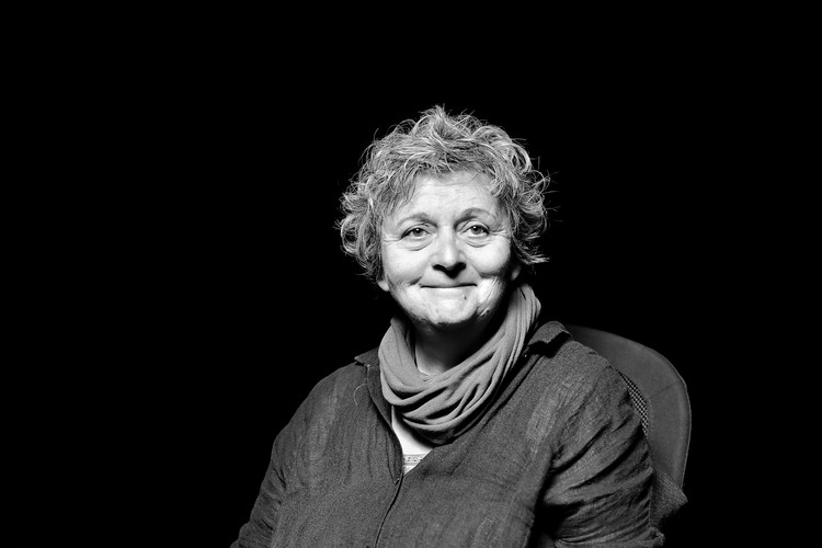 Foto attuale in bianco e nero di Gabriela Pereira.